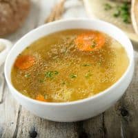 Caldo de ossos: o alimento que regenera o intestino e fortalece o colágeno